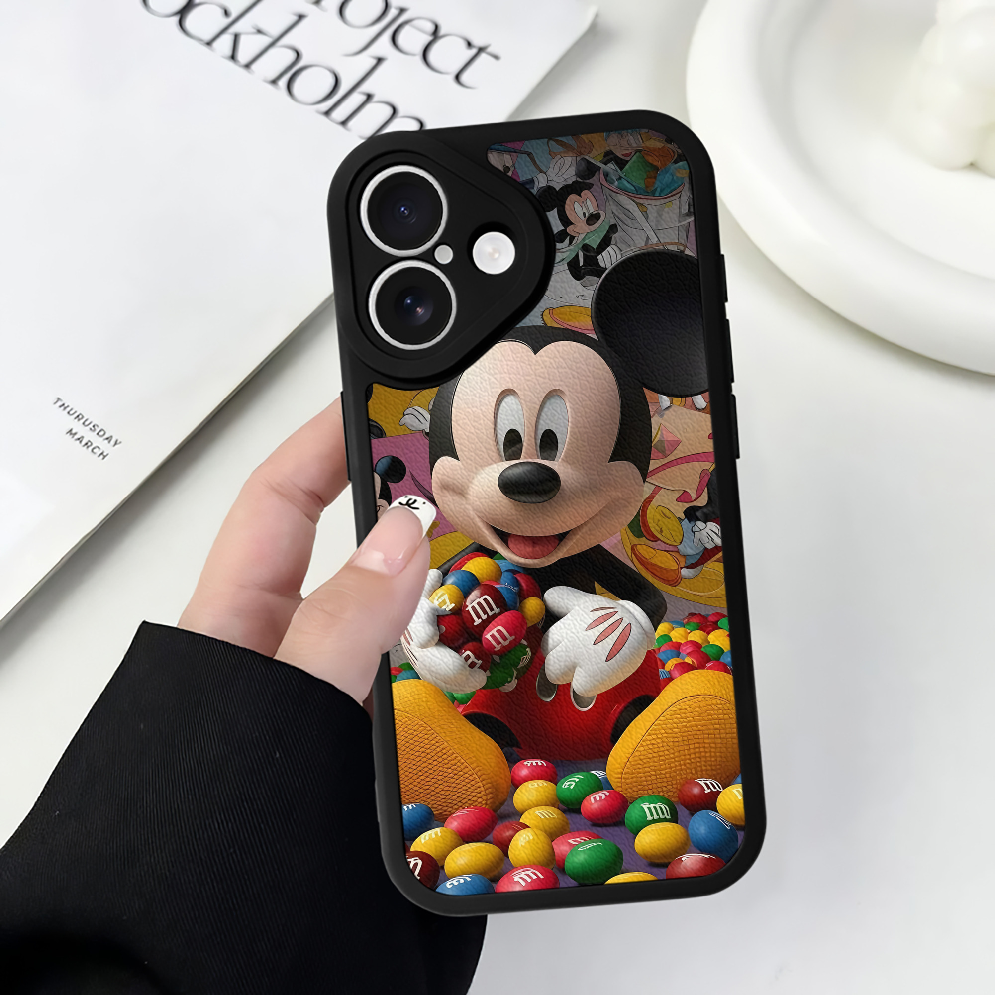 （画像用） ミッキーマウス Mickey Mouse 【iPhone 16シリーズ対応】シリコンスマホケース（レザー調） 材質：シリコン